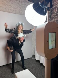 Couple posing Viva Photobooth
